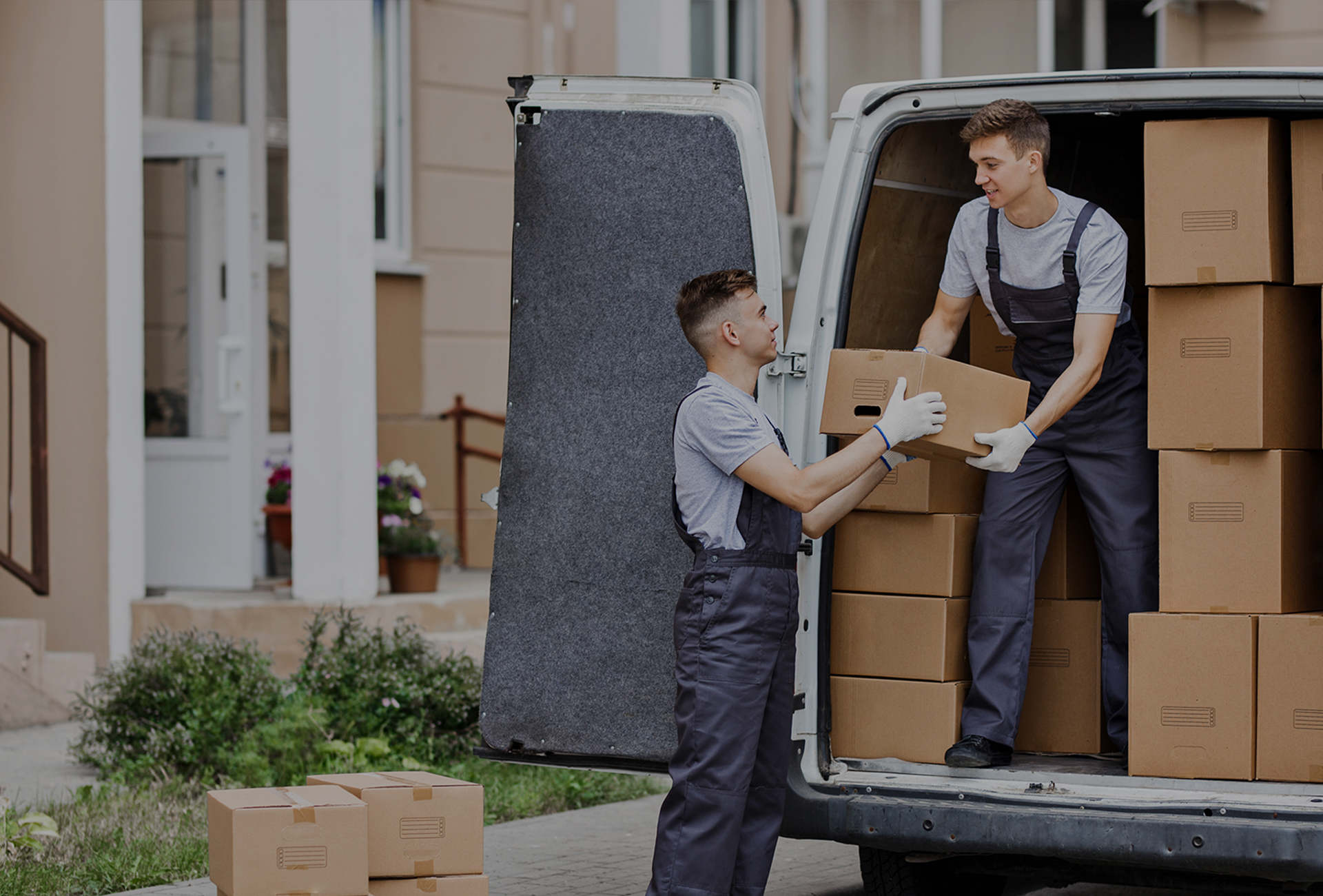 Umzugshelfer packen aus dem Lieferwagen